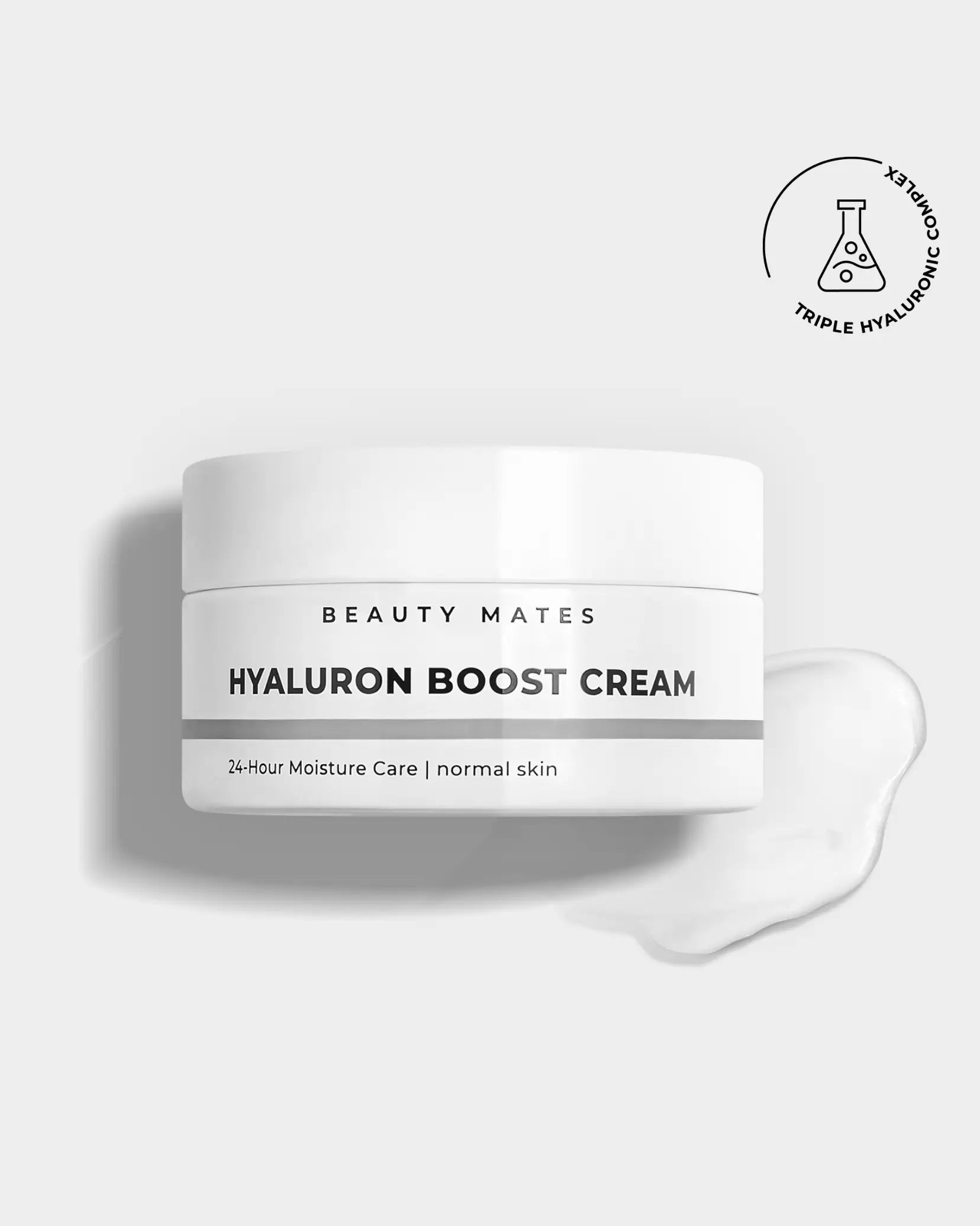 Beauty Mates Hyaluron Boost Cream in einem weißen Tiegel mit gezeigter Creme-Textur, 24-Stunden Feuchtigkeitspflege für normale Haut.