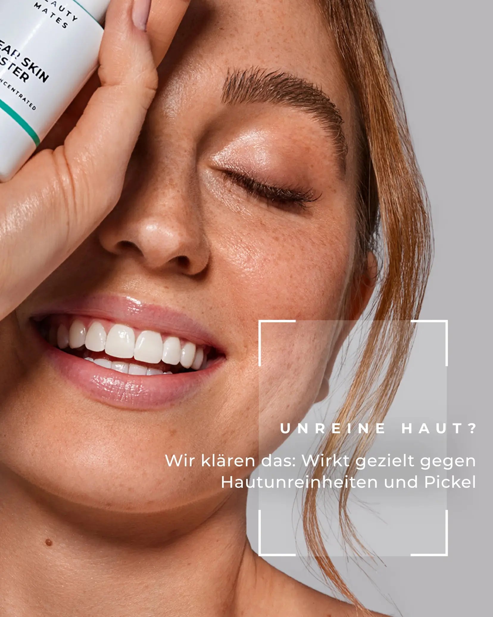 Frau hält Beauty Mates Clear Skin Booster Flasche und lächelt.