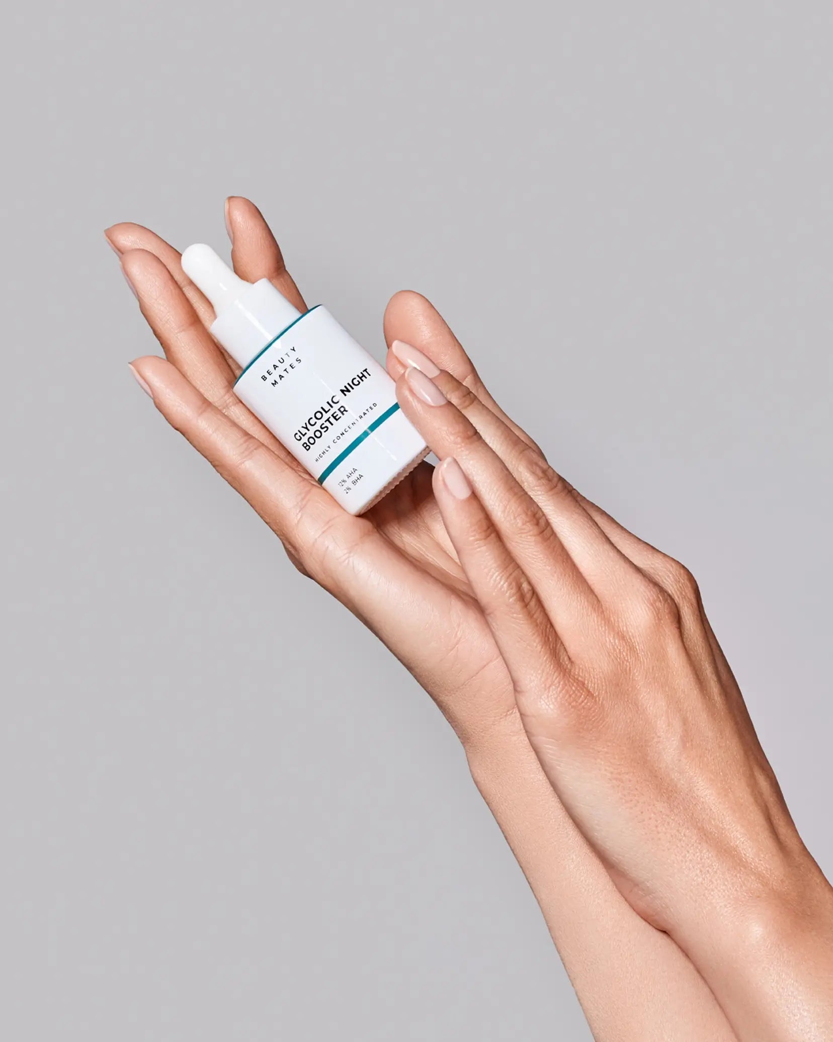 Beauty Mates Glycolic Night Booster - Hochkonzentriertes Nachtserum in der Hand gehalten