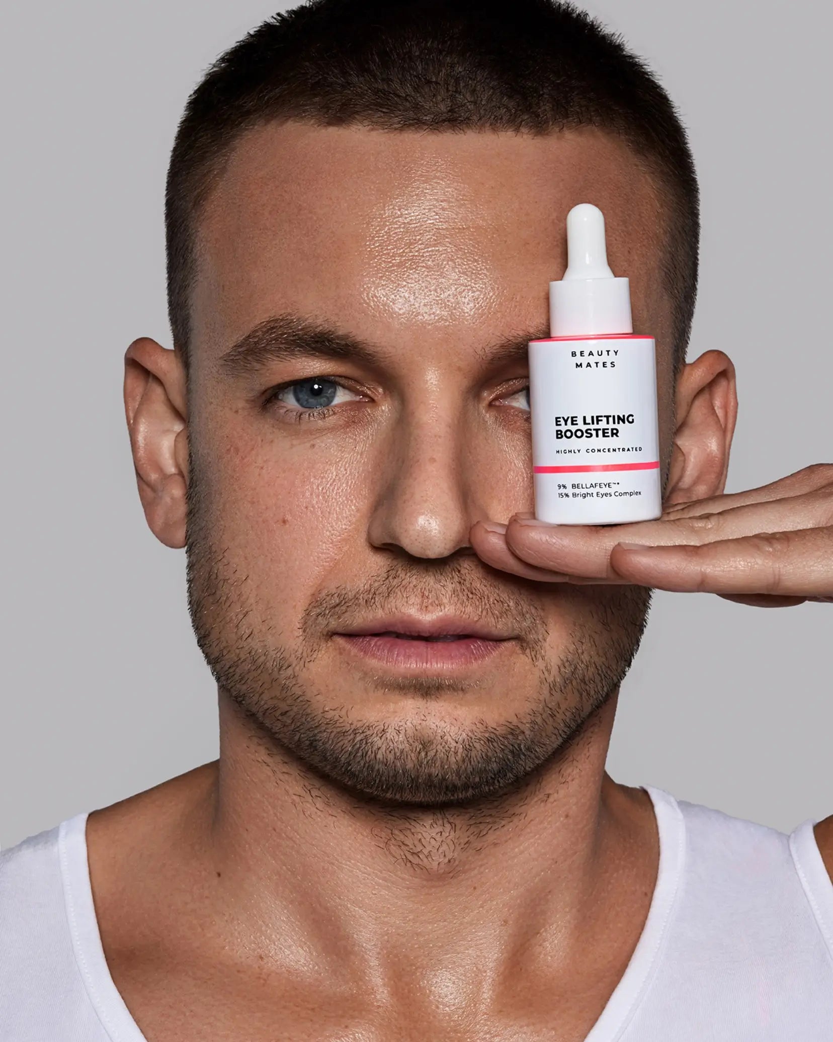 Beauty Mates Eye Lifting Booster - Mann hält Flasche des hochkonzentrierten Serums